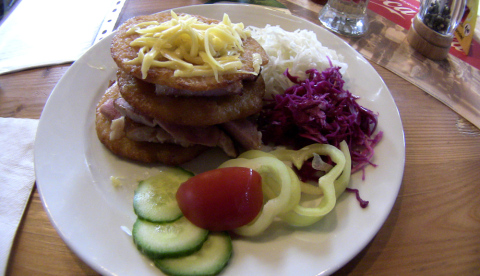 Tócsni resztelt májjal, vagy füstölt hússal és káposztával