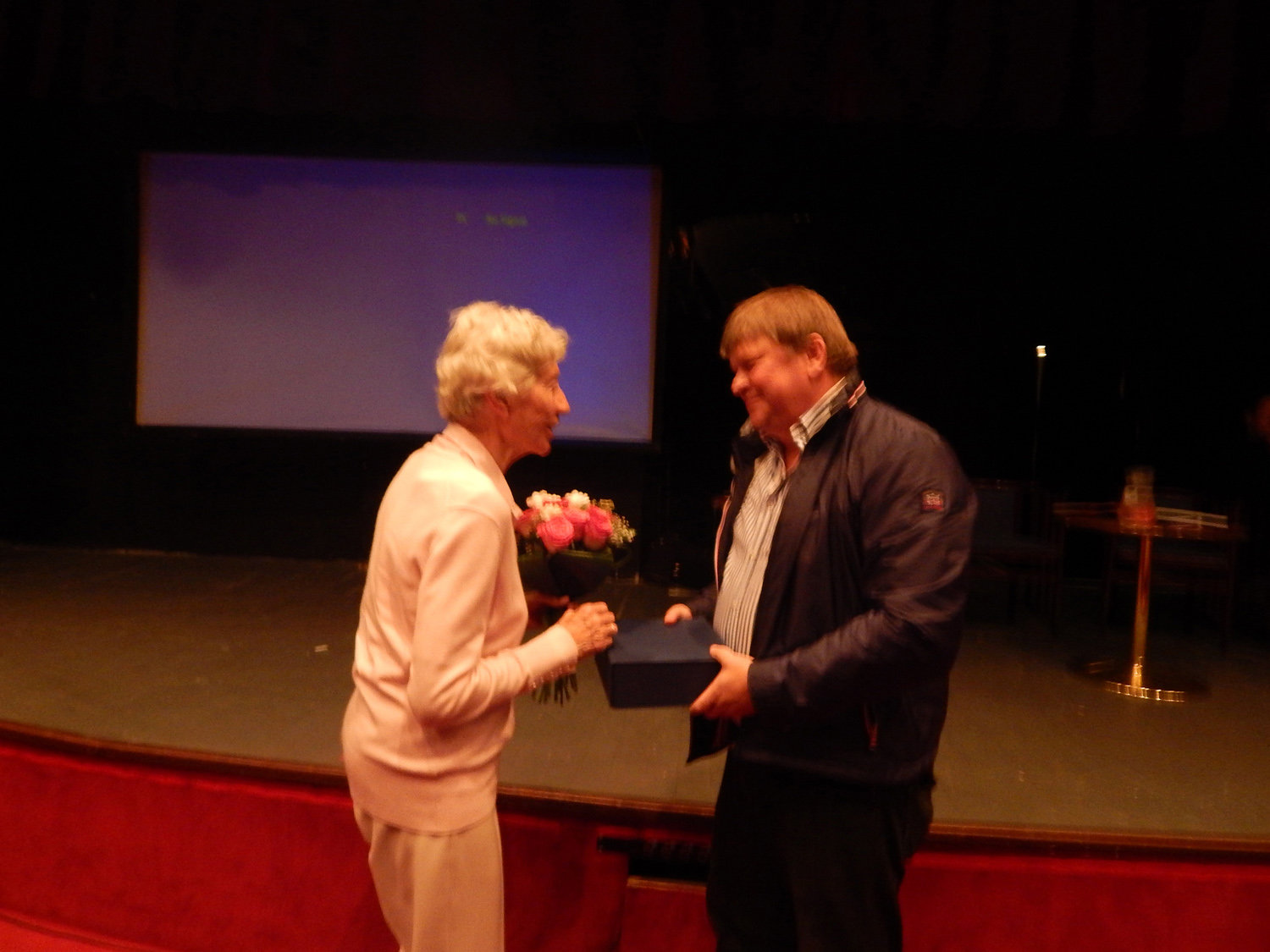 Kálomista Gábor, a Magyar Sí Szövetség elnöke adta át az életműdíjat a 102 szeres bajnoknak.