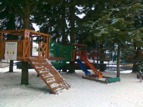 játszótér a sípálya aljában
