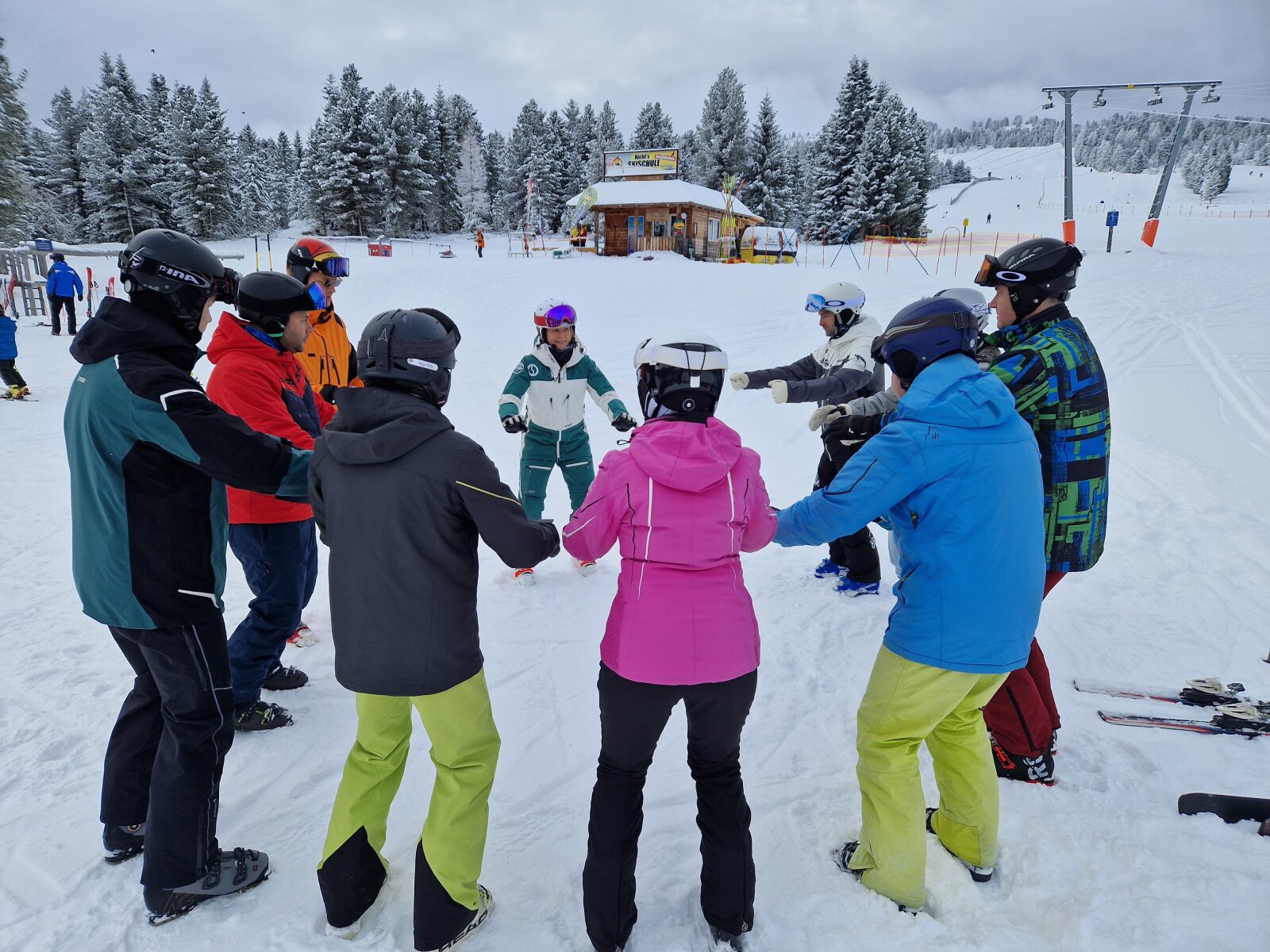 Közös bemelegítés a síelés előtt, Hodován Zsuzsanna csoportja a pártoló tagokkal