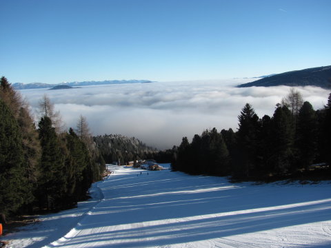 Piros 7, a kis házikótól indul a kétüléses és valahol itt vizsgáltam meg a hó minőségét egészen közelről...
