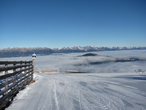 Rosi tetején jobbra menve kék 6-on átmehetünk a narancs kabinos felső állomáshoz, vagy a Panoráma hüttéhez