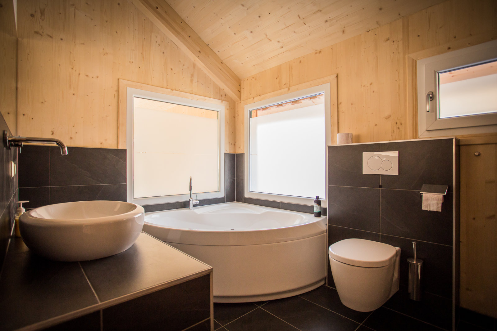 Prémium Chalet 5 hálóval, szaunával, vagy infraszaunával és pezsgőfürdővel