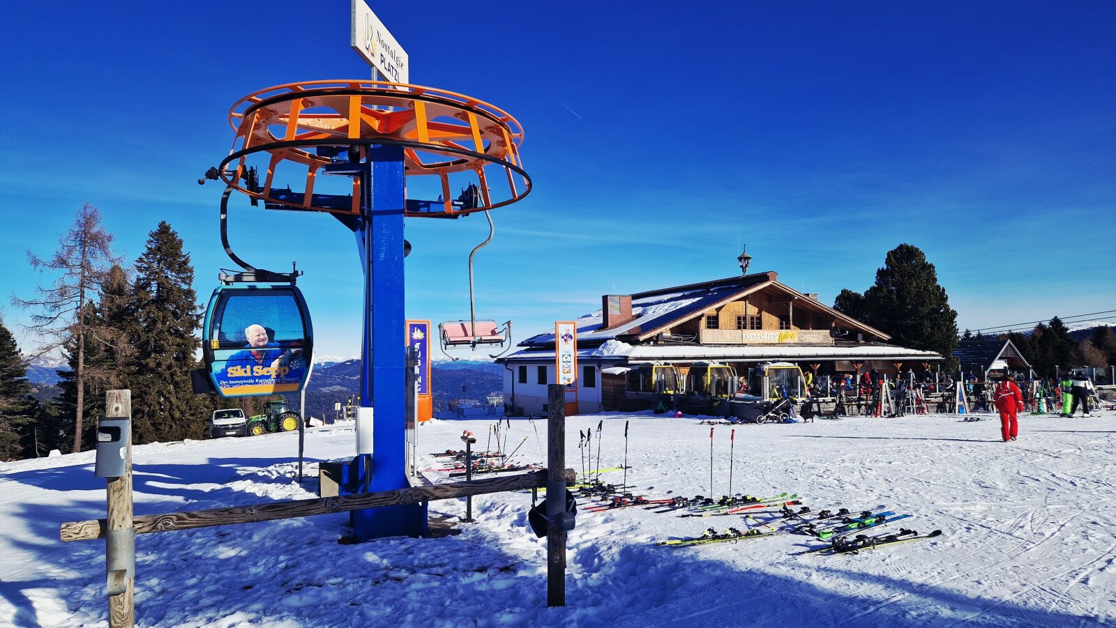 "Nostalgie PLATZL" néven lett kiállítva a régi liftekből 1-1 db