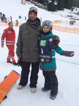 Gyarmati Anna az osztrák edzőjével -  Anna kevéssel csúszott le a dobogóról, 4. helyen végzett.  A "Die Fligende Ungarin", 15 métert repült és közben lélegzetelállató szaltót jatott végre.