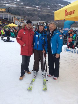 Középen dr Wahlstab Sigrid, jobbján Hans Plum az  Osztrák Sí Szövetség alpesi szakágának igazgatójával