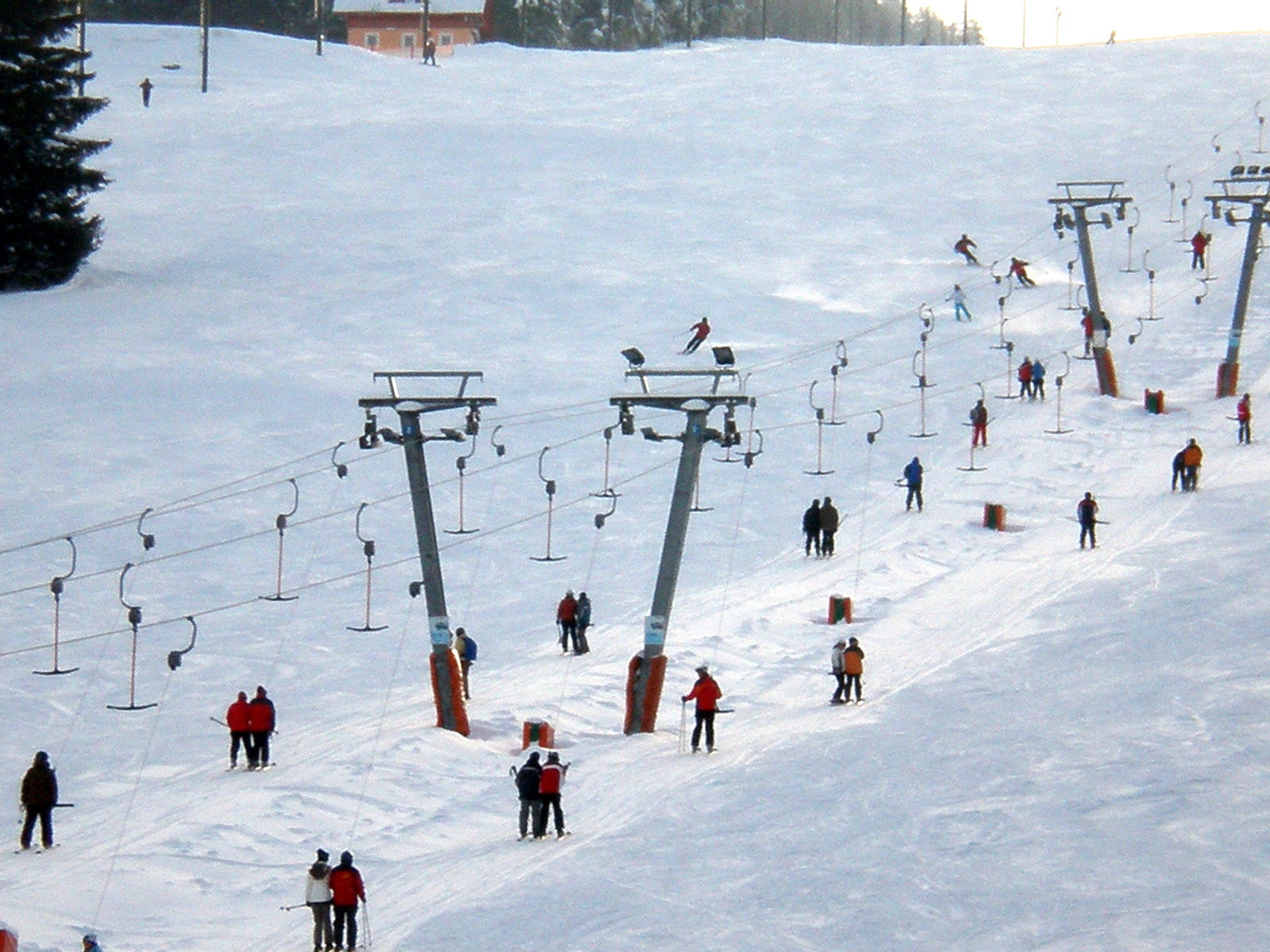 A két párhuzamosan működő csákányos már-már gleccser hangulatot kelt .
