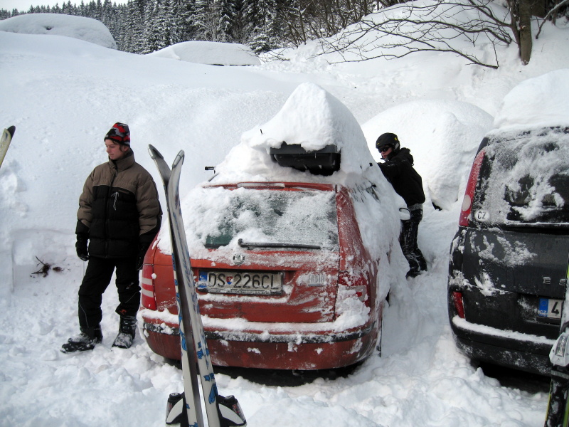 Hóból szerencsére nem volt hiány, fél órába tellett mire kibányásztuk a kocsinkat.