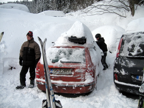 Hóból szerencsére nem volt hiány, fél órába tellett mire kibányásztuk a kocsinkat.