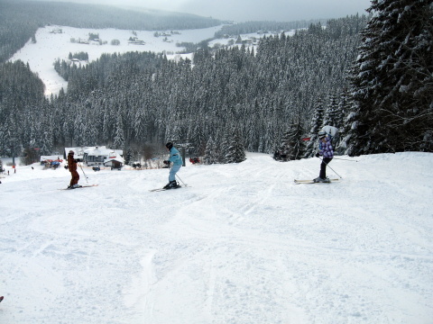 A háttérben a Zahrádky. A pályák a völgyben találkoznak és a gerincen futólécen átsielhetők