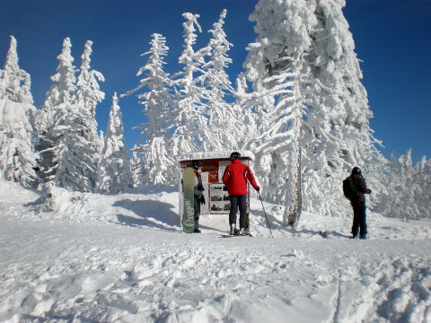 A Janské Lázně Fekete Hegye (Černá Hora) hófehérben.