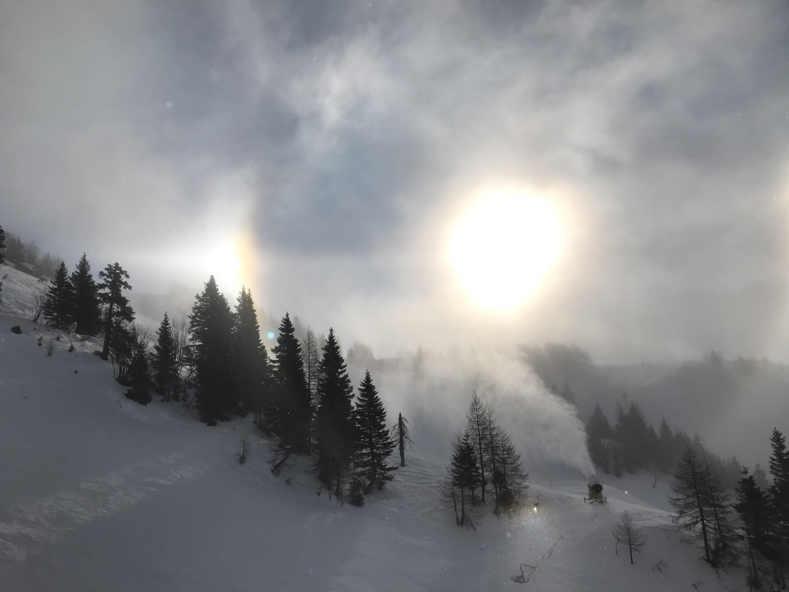 Melléknap: külöleges égi jelenség, amely igen ritkán fordul elő