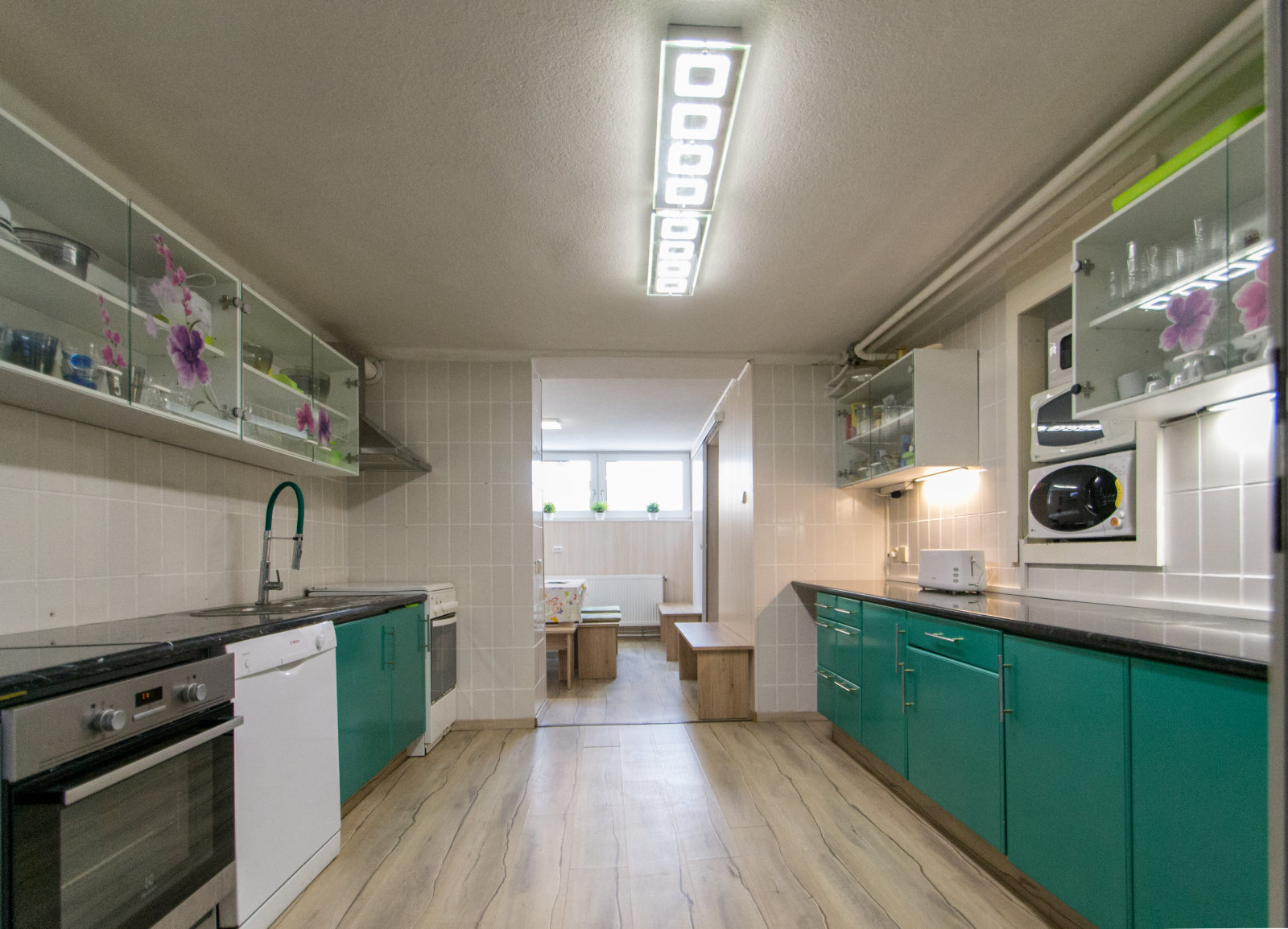 Nagy közös konyha és étkező is van a ház alagsorában