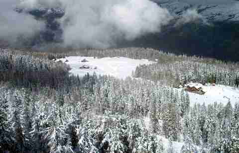 Alattunk Les Choches szélső épületei
