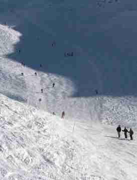 Mio gerincének árnyéka a pályán