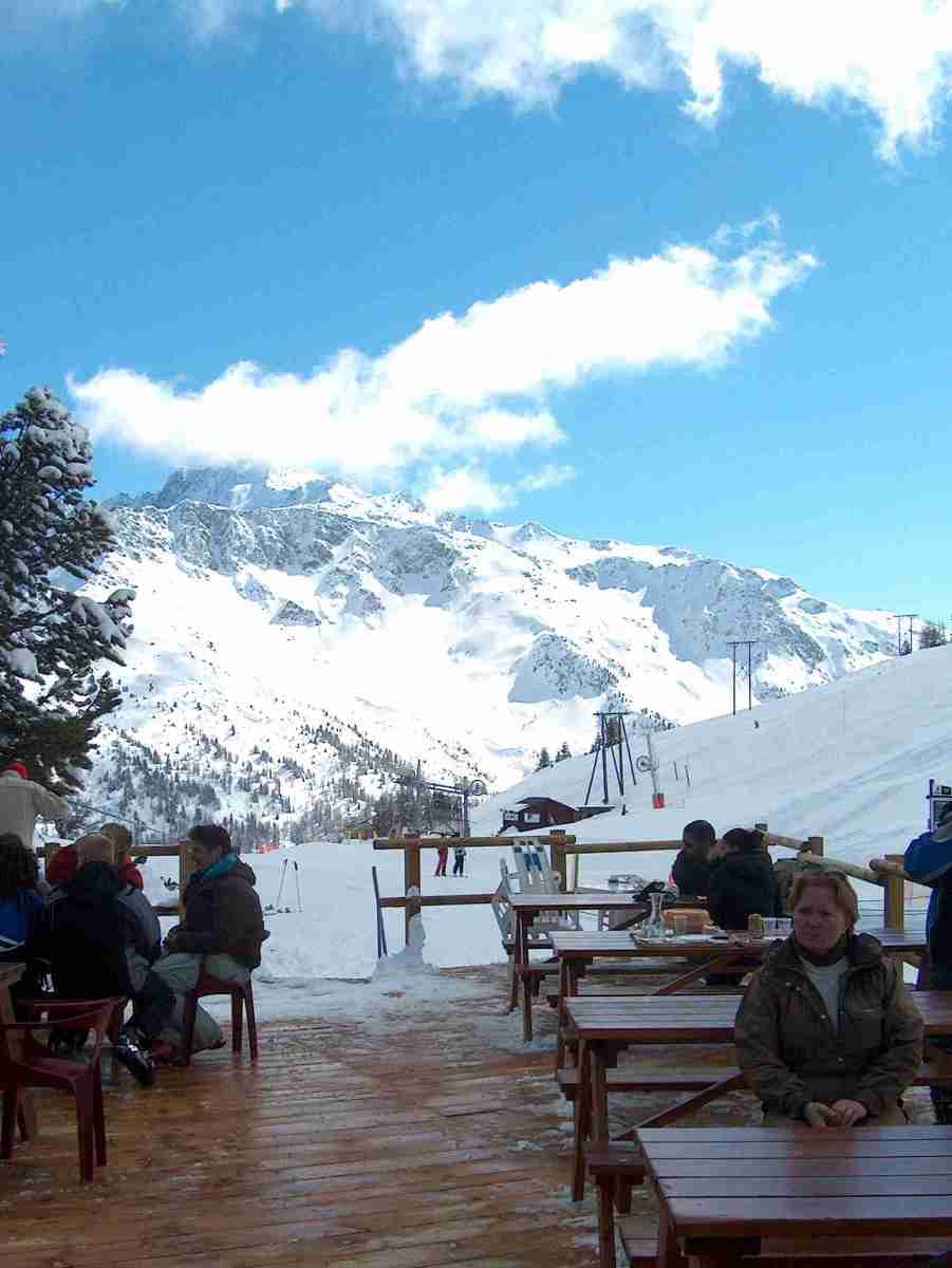 Blanches vendglő terasza. Háttérben a felhő alatt a Bellecotte