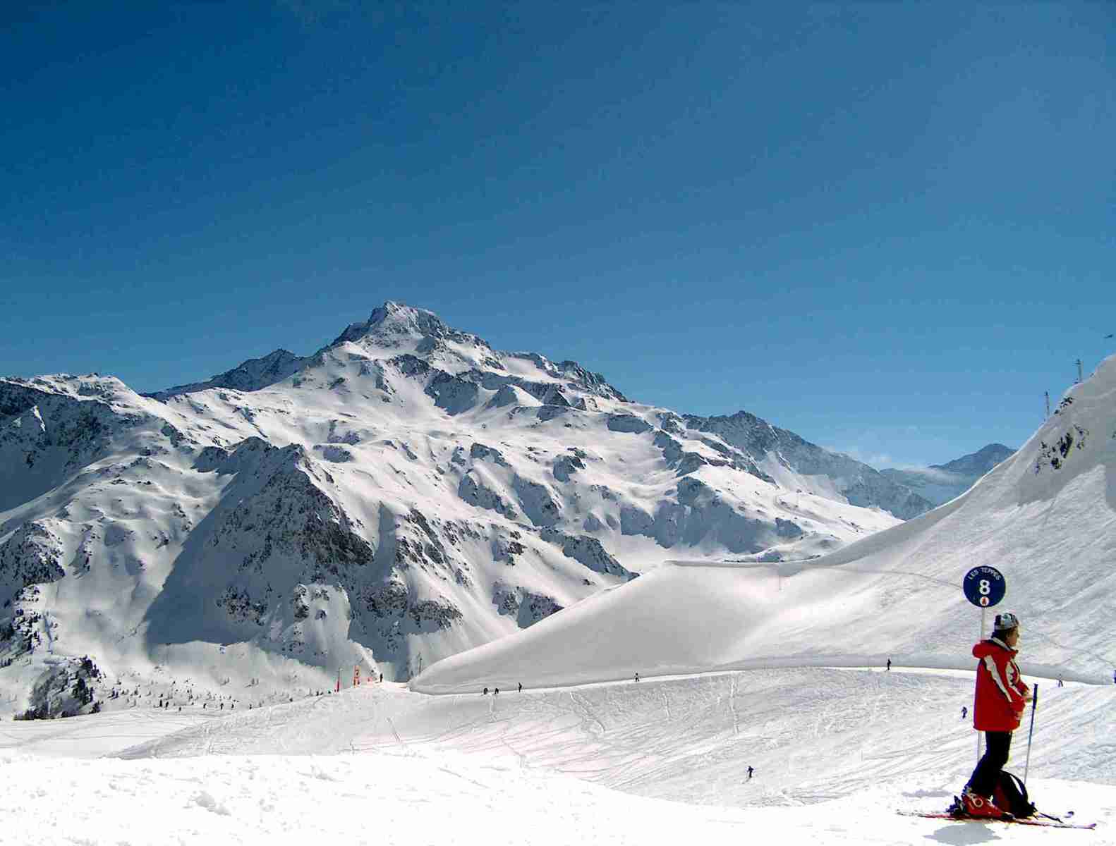 Crozats lift tetejéről balra vissza a Teppes (kék), és az átkötő piros Crozats pálya  Mio felvonóhoz