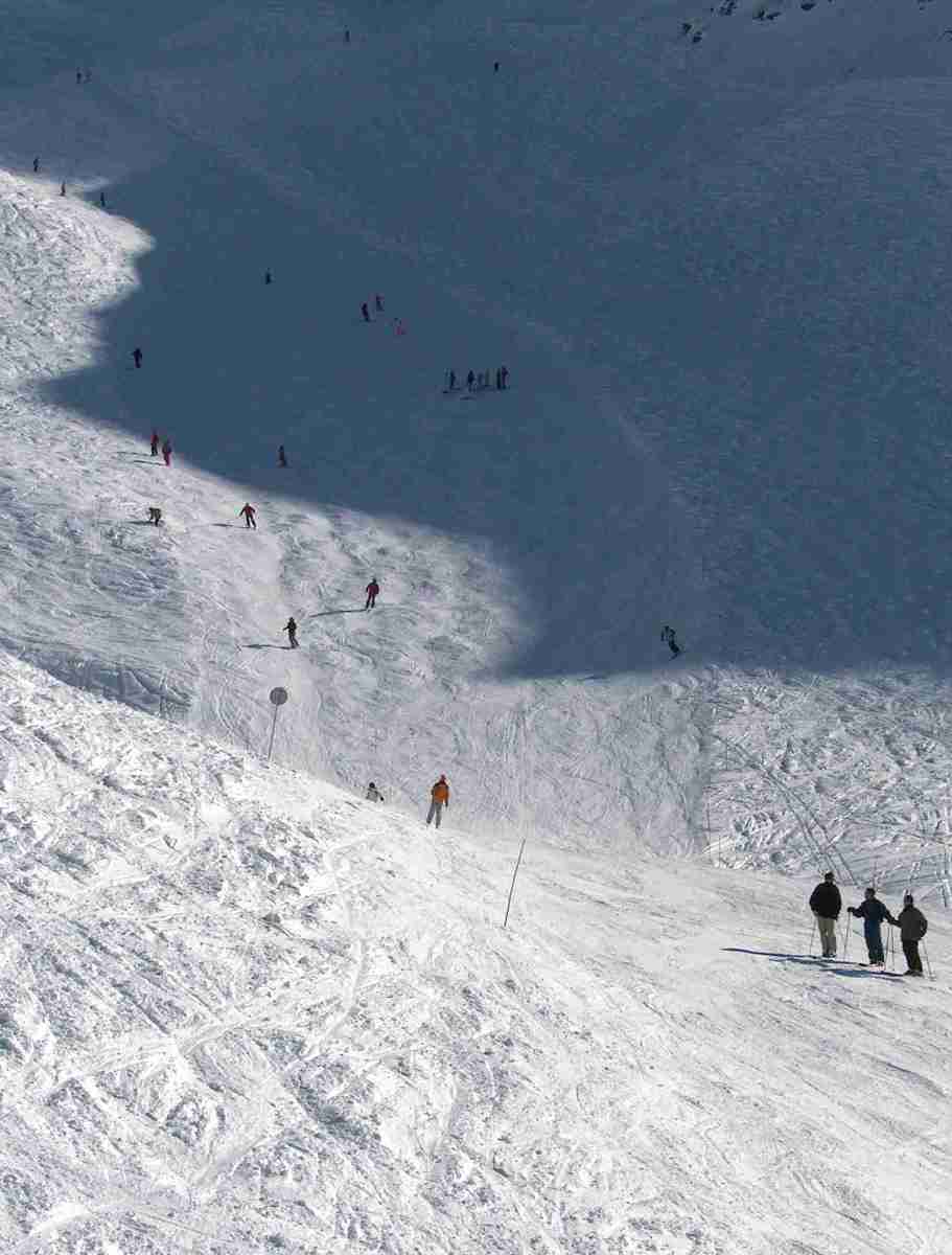 Mio gerincének árnyéka a pályán