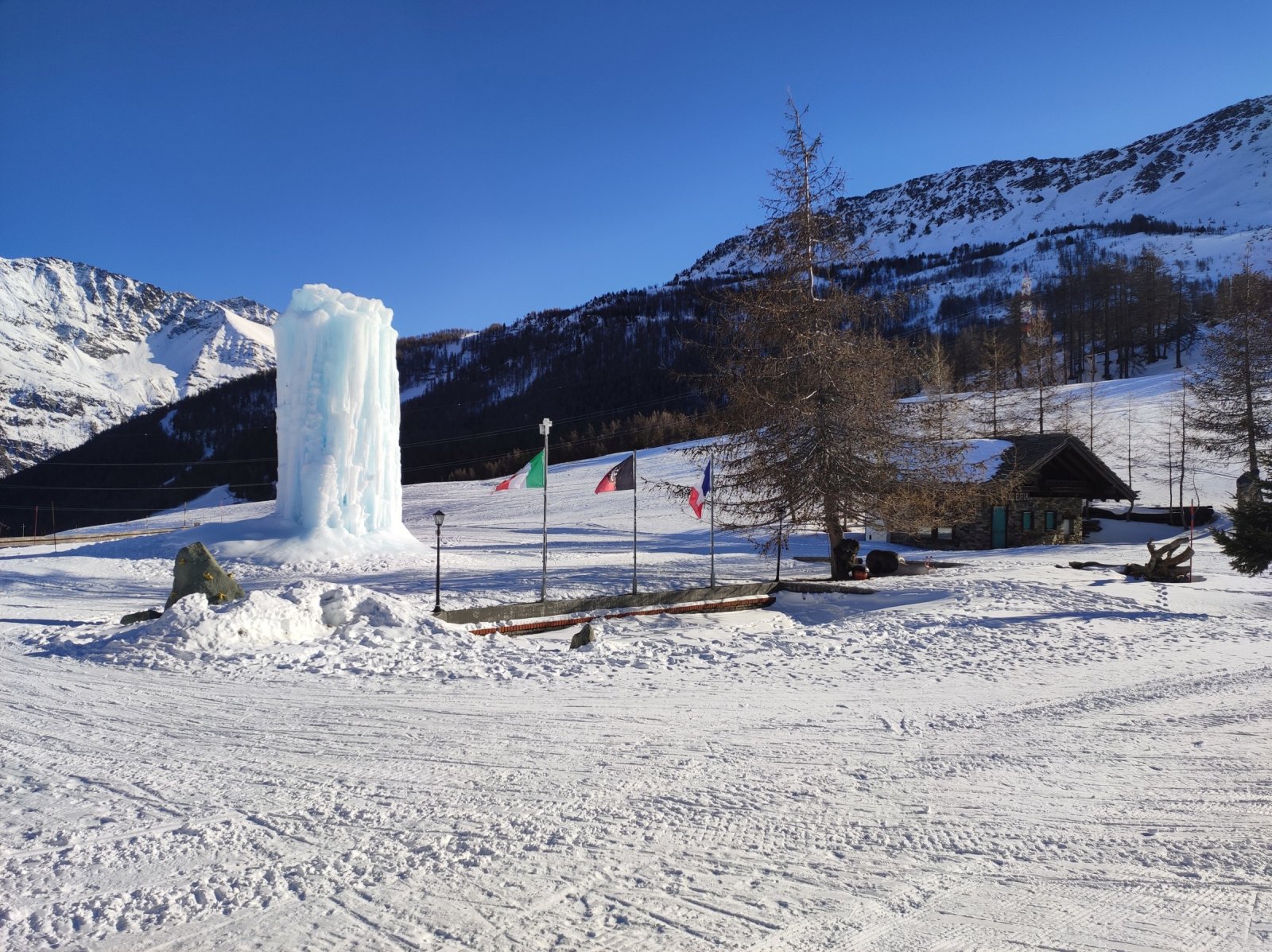 A Lo Riondet étterem előtt