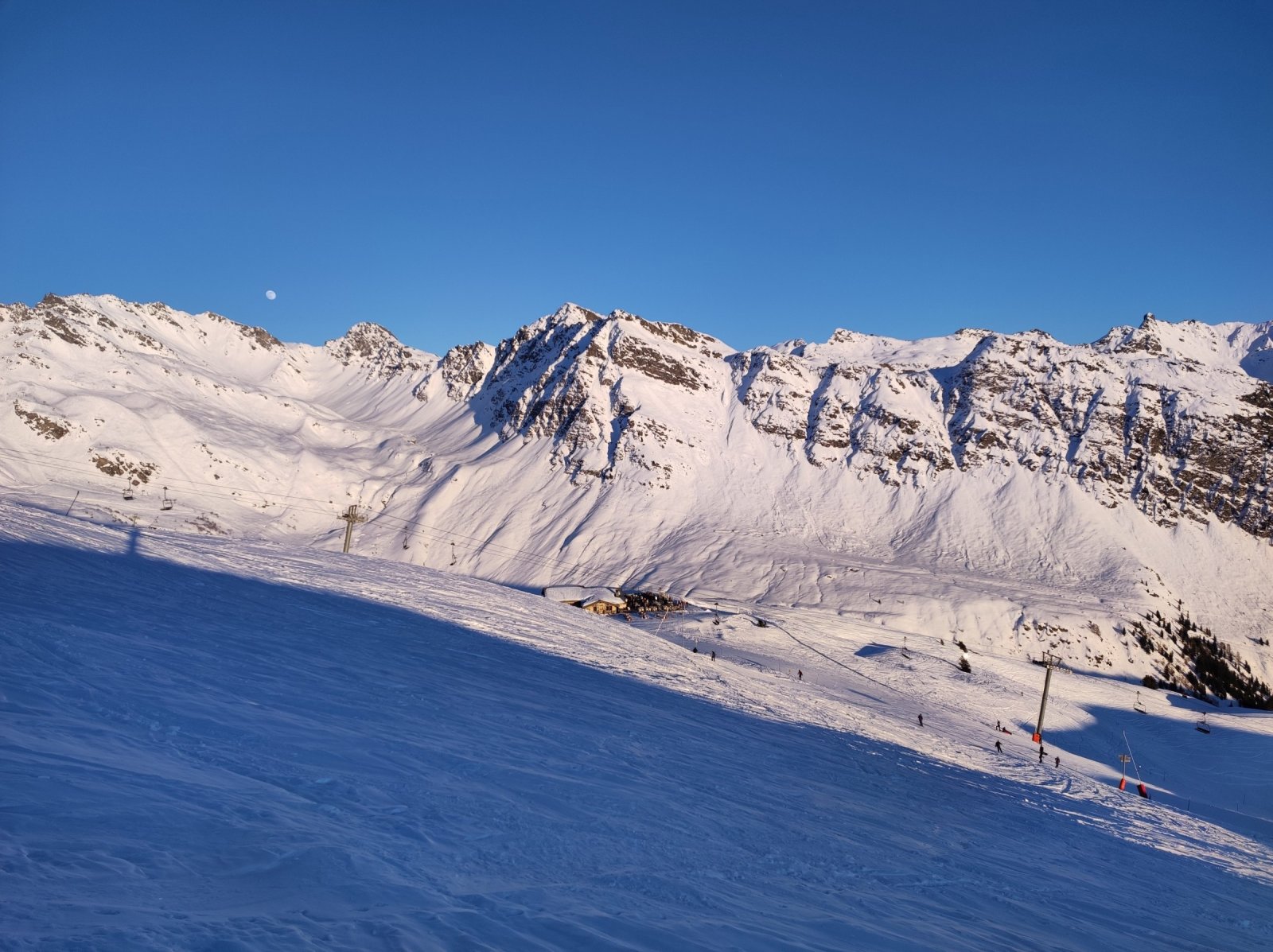 Háttérben az Eucherts felvonó és a Plan du Repos étterem