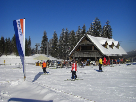 Eibenhutte-mit-Skifahrer.JPG