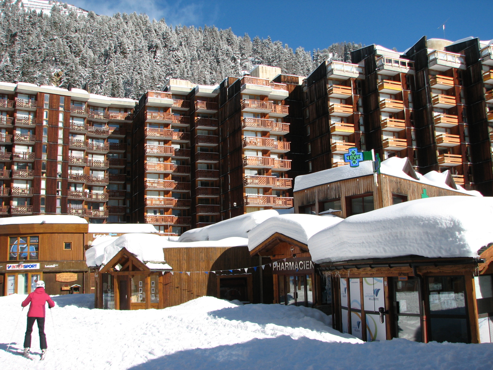 A St Jacques apartmanház a bal oldalon