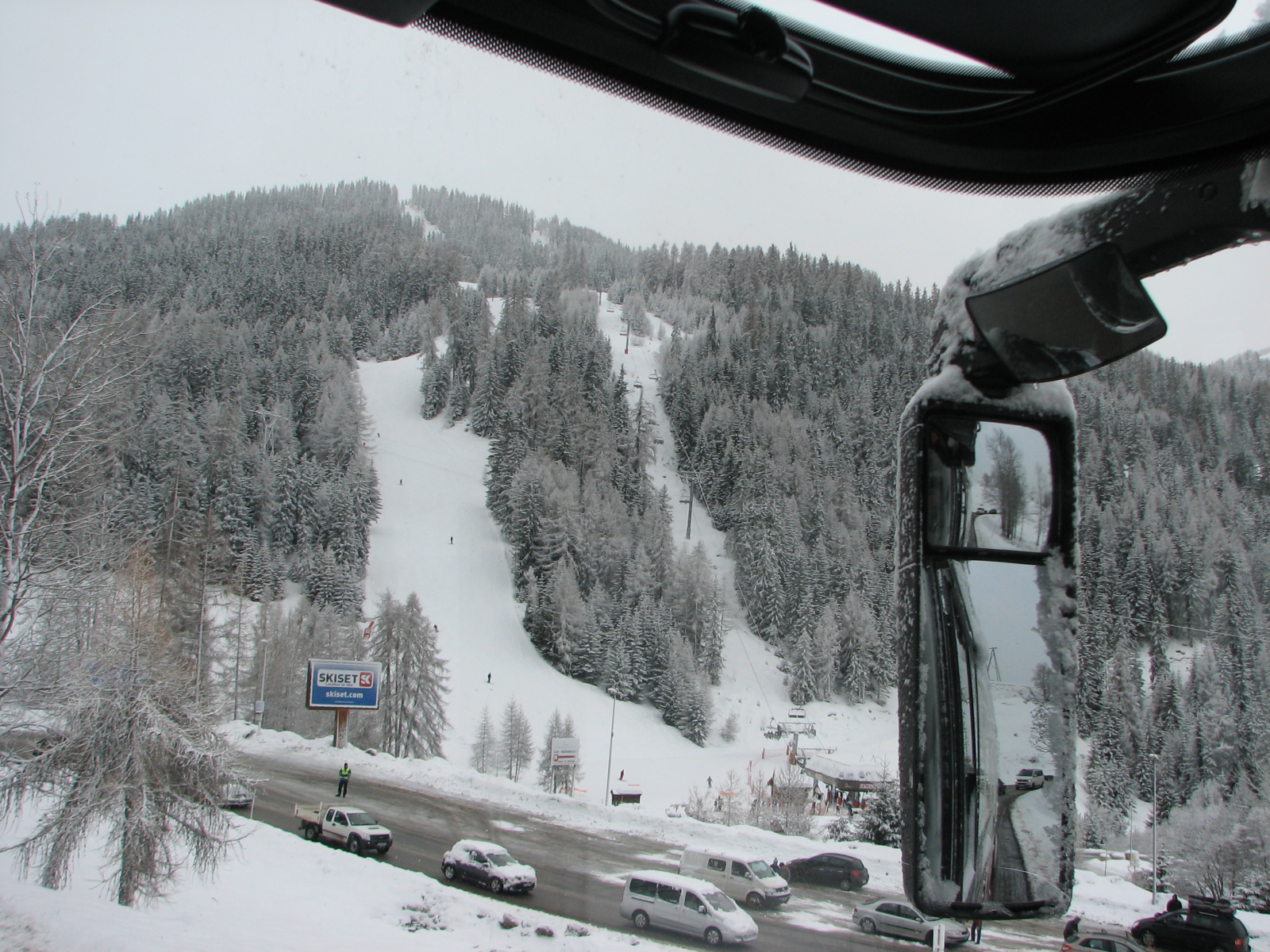 Már a buszból az Aime alatti piros pálya alja.