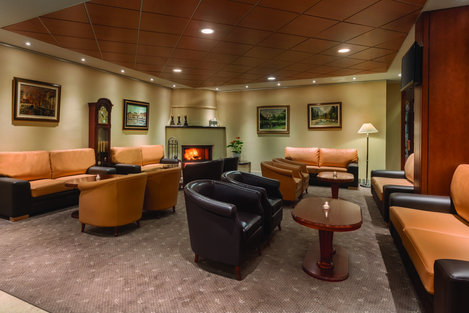 Ramada-Resort-Kranjska-Gora---Fireplace-Area---1139280.jpg