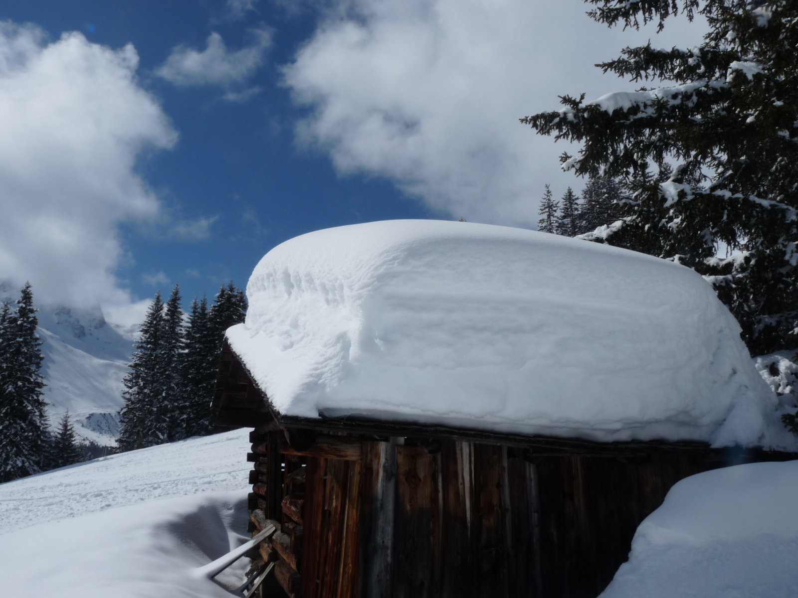 a háztetőn több mint 1.5m hó