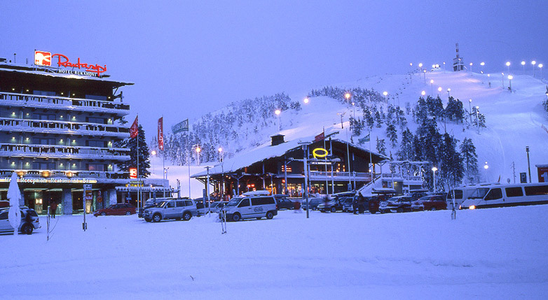Reflektorok csillogásában a finn síterep; Ruka - Fotó: Kohonen Tauno - Kattints a képre a nagyításhoz