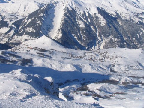 Albiez-Montrond síterepe a távolból