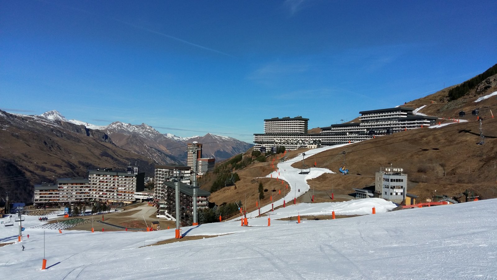 Gigantikus apartmanházak és szállodák Les Menuiresben | Ottjártunkkor az alsó részeken még nem volt természetes hó, viszont szépen behavazták a pályákat.