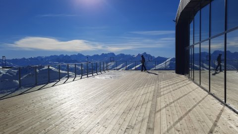 Hatalmas tetőterasz várja a síelőket és kirándulókat 2800 méteren