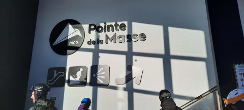 Lépcső visz fel a hegyállomásról a Pointe de la Masse kilátóba 