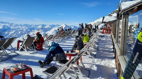A 2800 méteren lévő étterem napozóterasza 