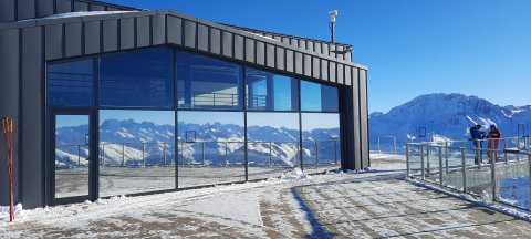 Hatalmas üvegfelület a kilátóban: ezt is imádják a fotósok!