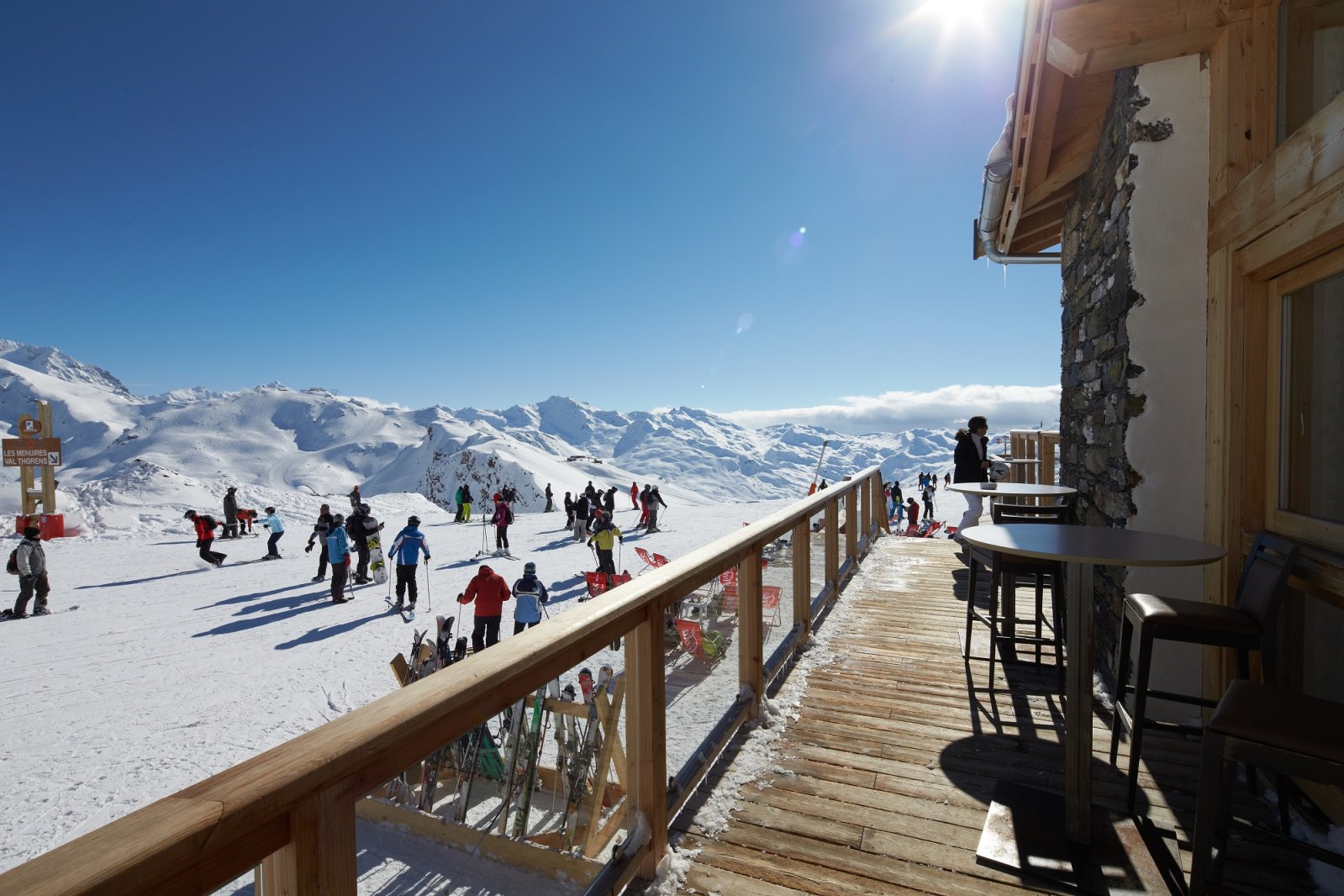 A Les Menuires síterület legszebb és legmagasabb pontján található a Bouche-a-Oreille hegyi vendéglő. Itt nincsenek mélyhűtőből elővarázsolt gyorskaják. Neves séfek viszik a konyhát. | Fotó: Julien Attard