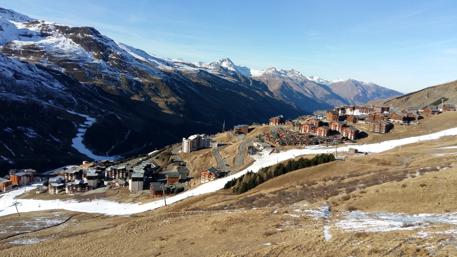 2000 méter alatt csak műhó van, viszont a pálya a szállásokig síelhető.