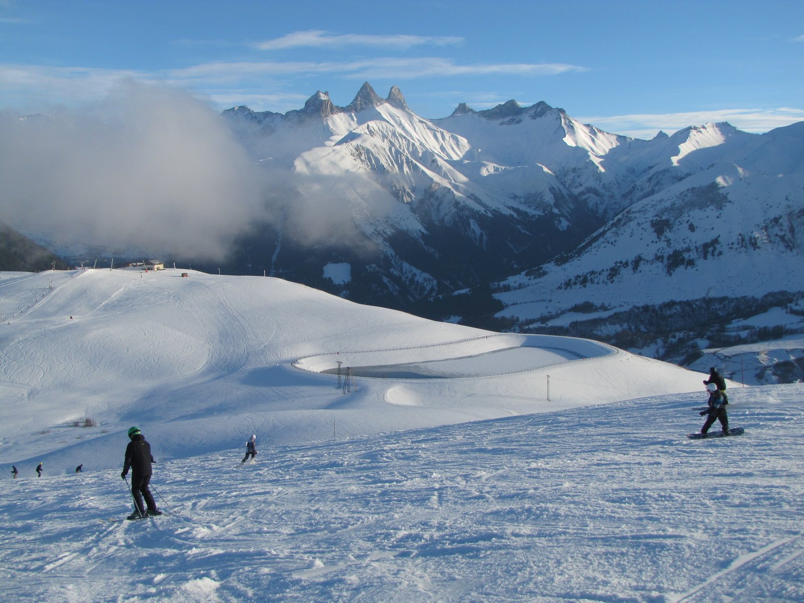A Chalets pálya, háttérben a La Chal felvonó teteje