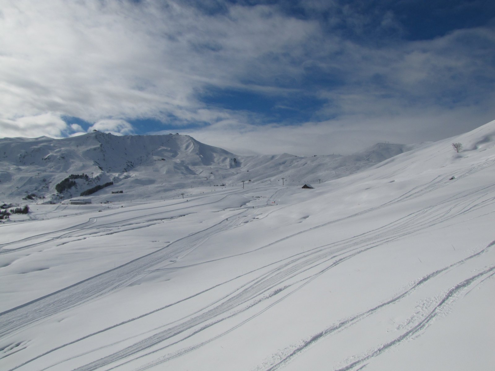 Kilátás a Grand Truc felvonóból, háttérben a Téte de Bellard