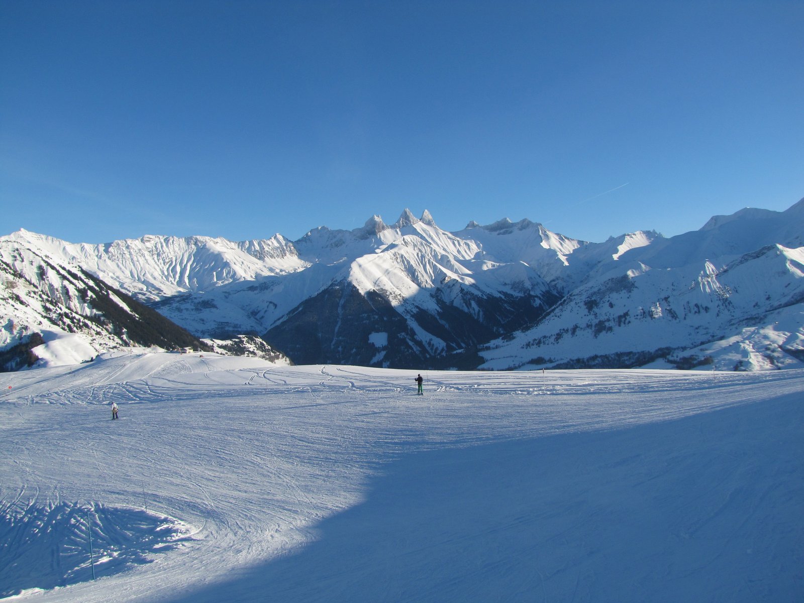 Kilátás a Téte de Bellard-ról, háttérben a Les Aiguilles d'Arves