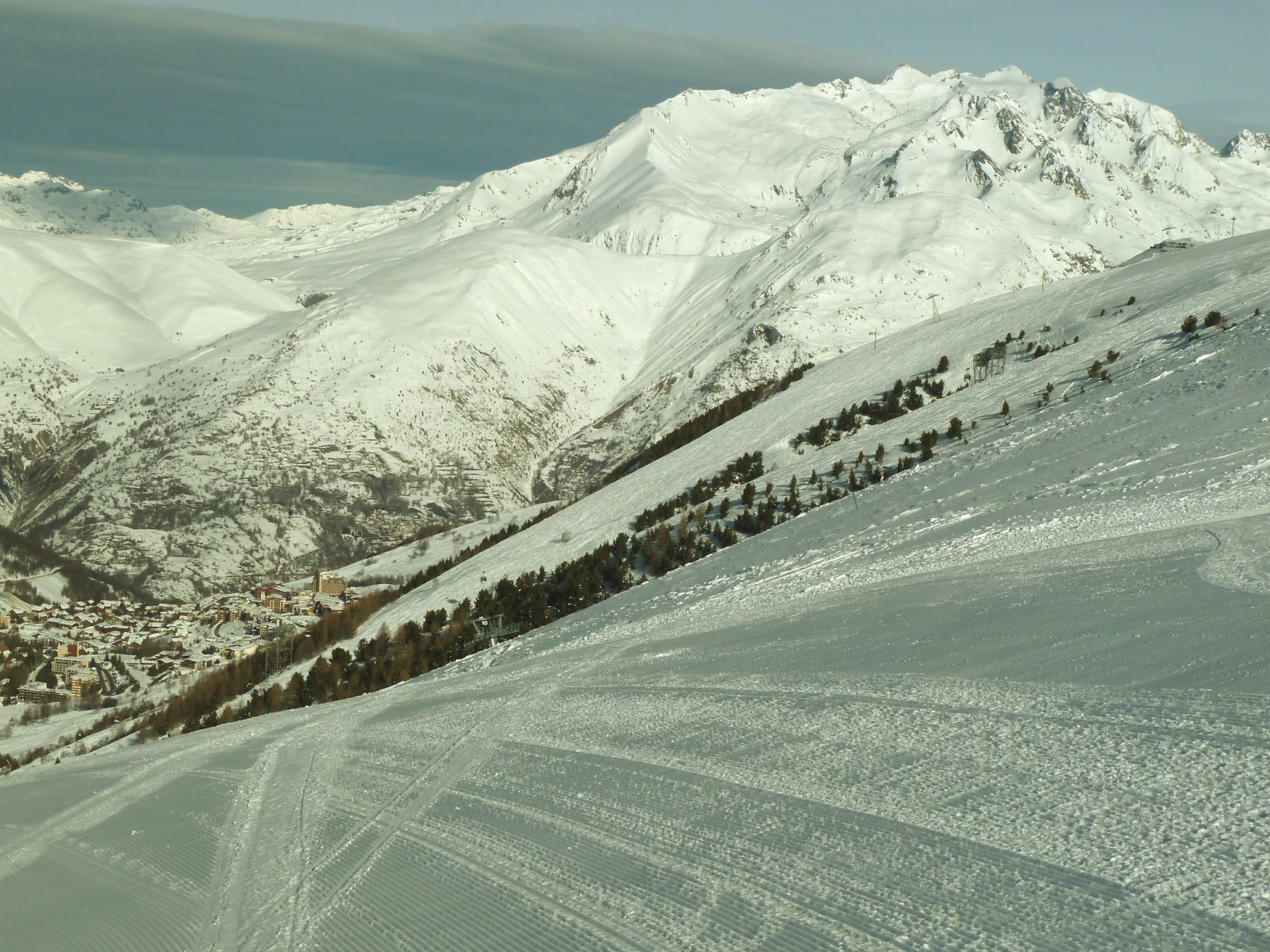A Diable pálya háttérben Alpe d'Huez hegyeivel