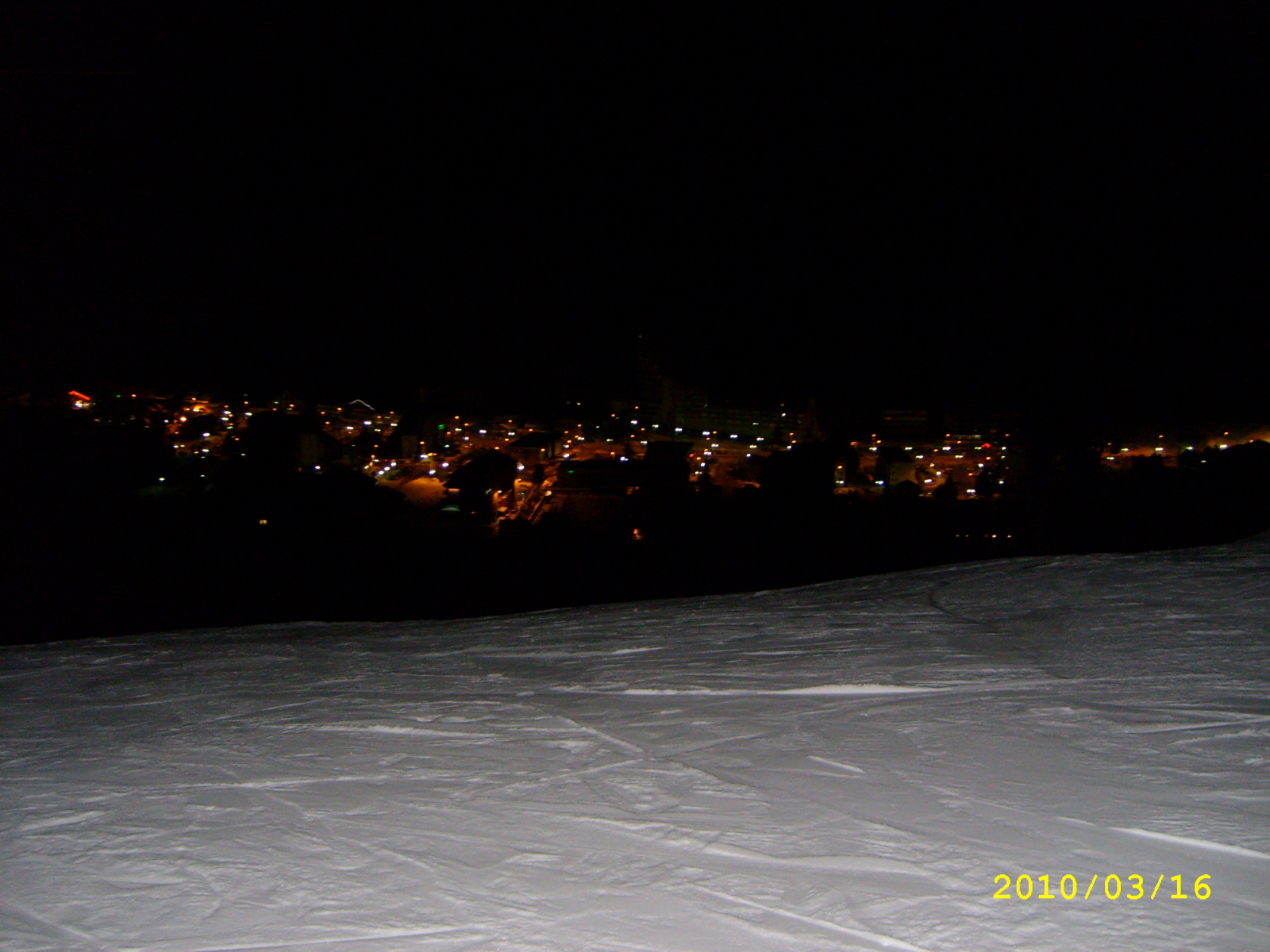 A falu éjszaka, felülről