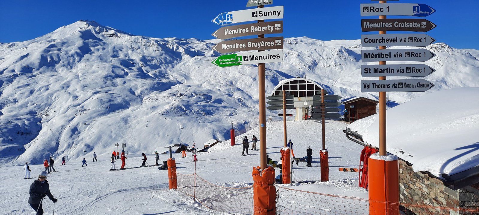 Jól áttekinthető táblák segítik a tájékozódást a sípályákon. Fotó: W. A. 2022 január