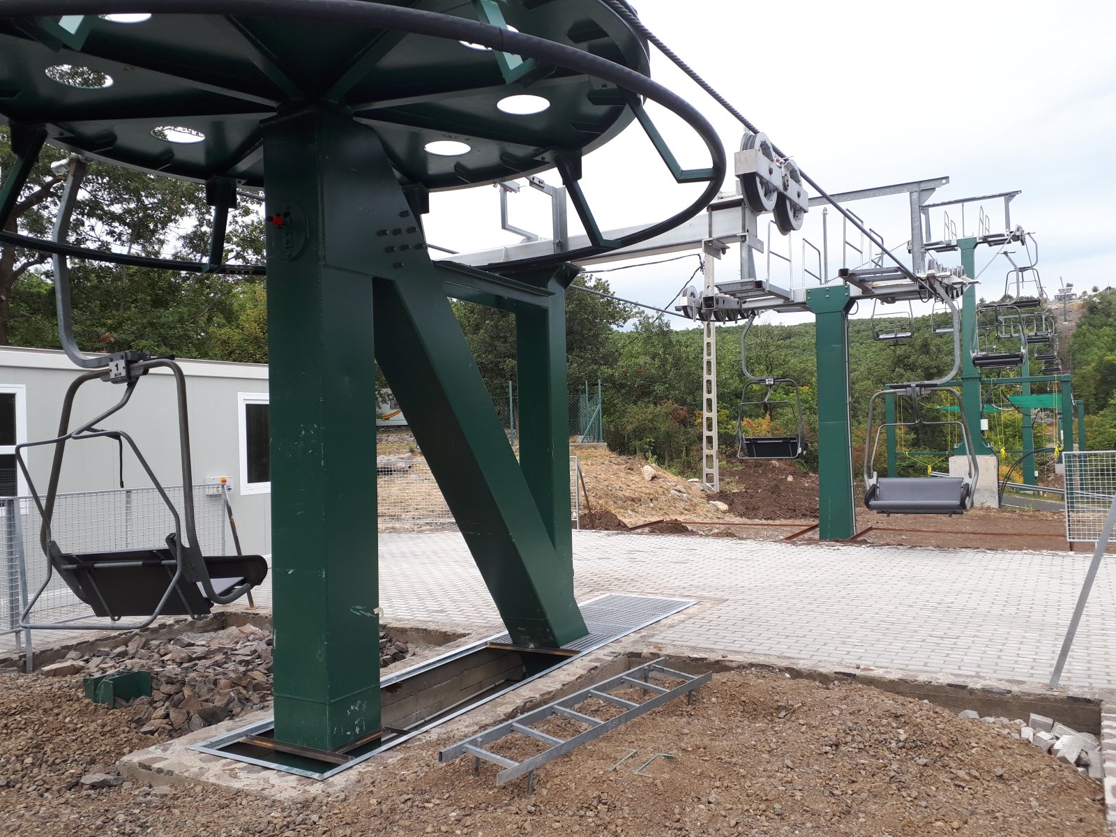 Már csak az utolsó simítások hiányoznak, a sástói felvonó elkészült