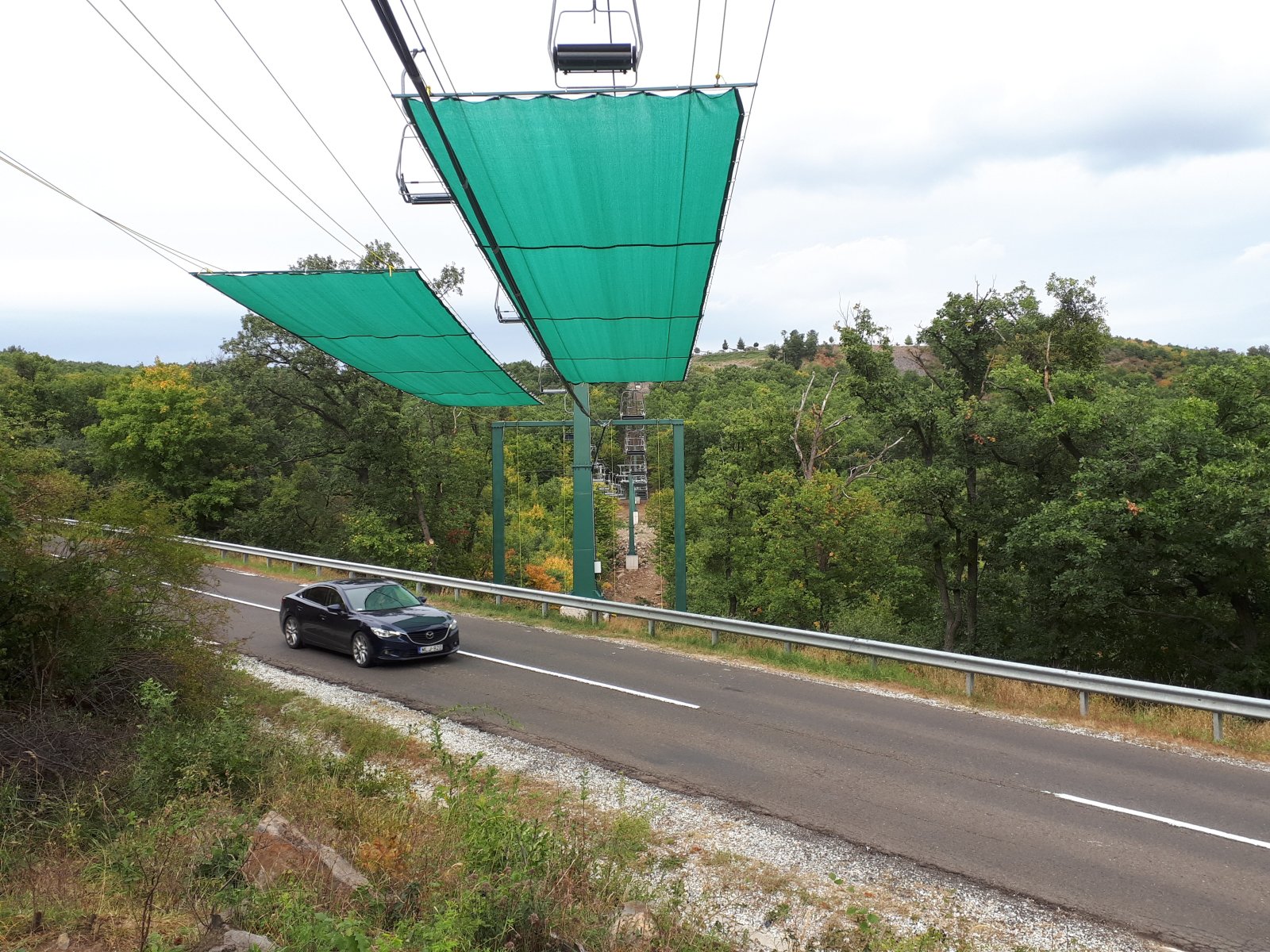 A libegő átmegy a Mátrán keresztülhaladó 24-es főút fölött.