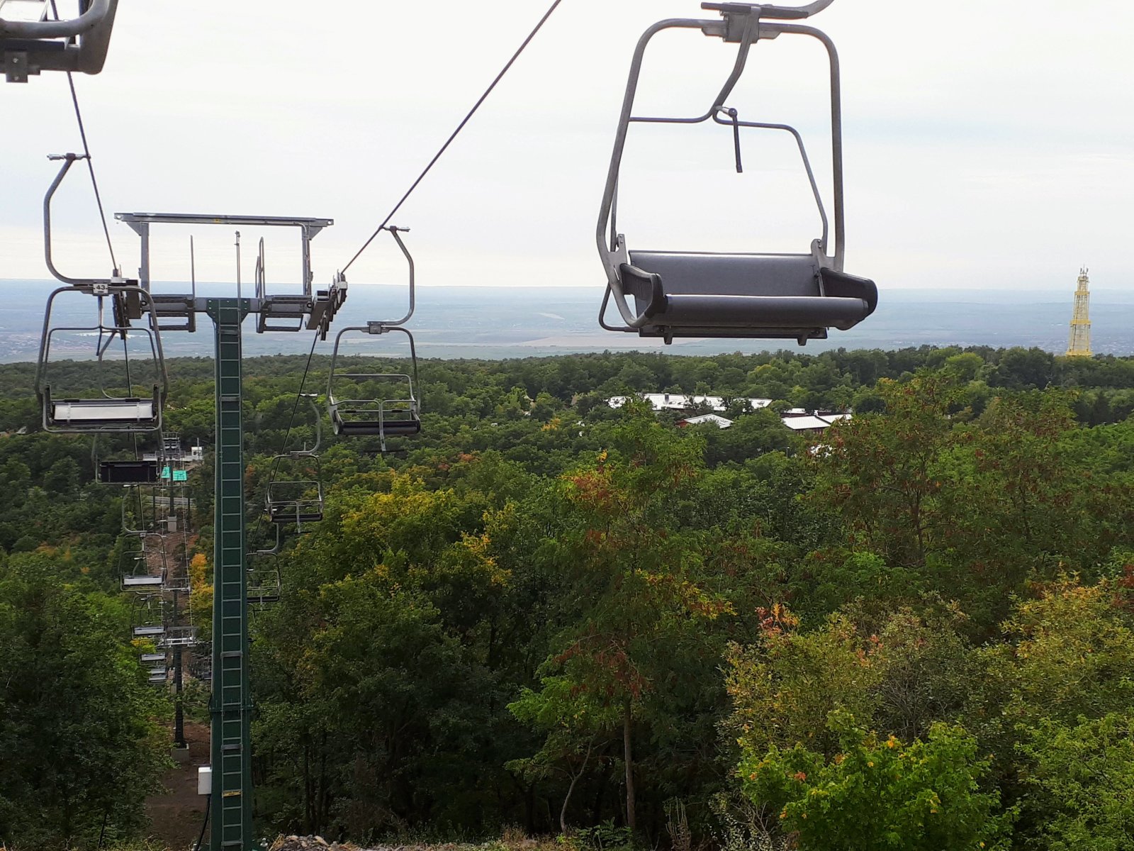 Új libegő a Sástónál. Már állnak az oszlopok, helyükön az ülőszékek.