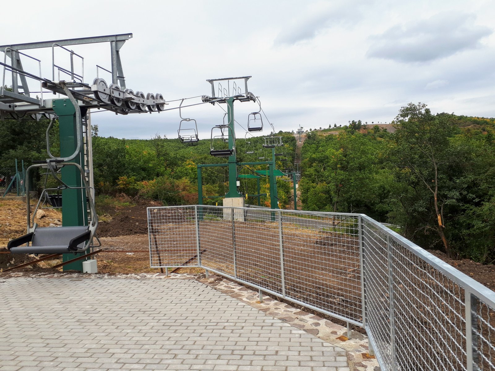 Innen látszik a teljes felvonóhossz és a szintkülönbség.