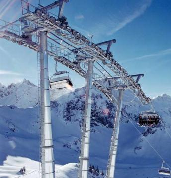 Hármas támasztékú dőlésszög váltó tartóoszlop 34 görgőből álló görgősorral.