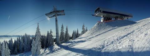 Felső fogadóállomás oldalnézetből.  Jól látszanak az előre kinyúló, zárszerkezetet vezérlő és az üléstartó konzolt irányító vezetősínek.